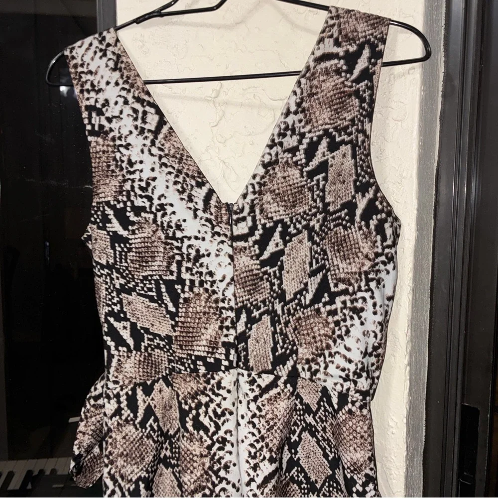 Sleeveless Snake-Print Overalls / Jumpsuit - snake 🐍 skin print With pockets - Picture 3 of 7